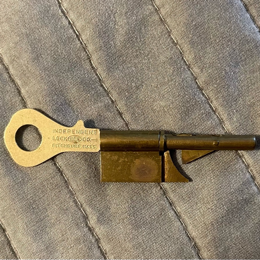 VINTAGE KEYHOLE PROTECTOR LOCK ANTIQUE Independent Lock Company Fitchburg Mass